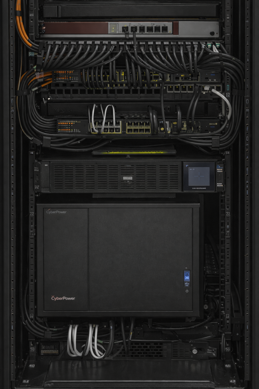 Baie informatique vitrée installée dans local technique moderne avec câblage réseau structuré