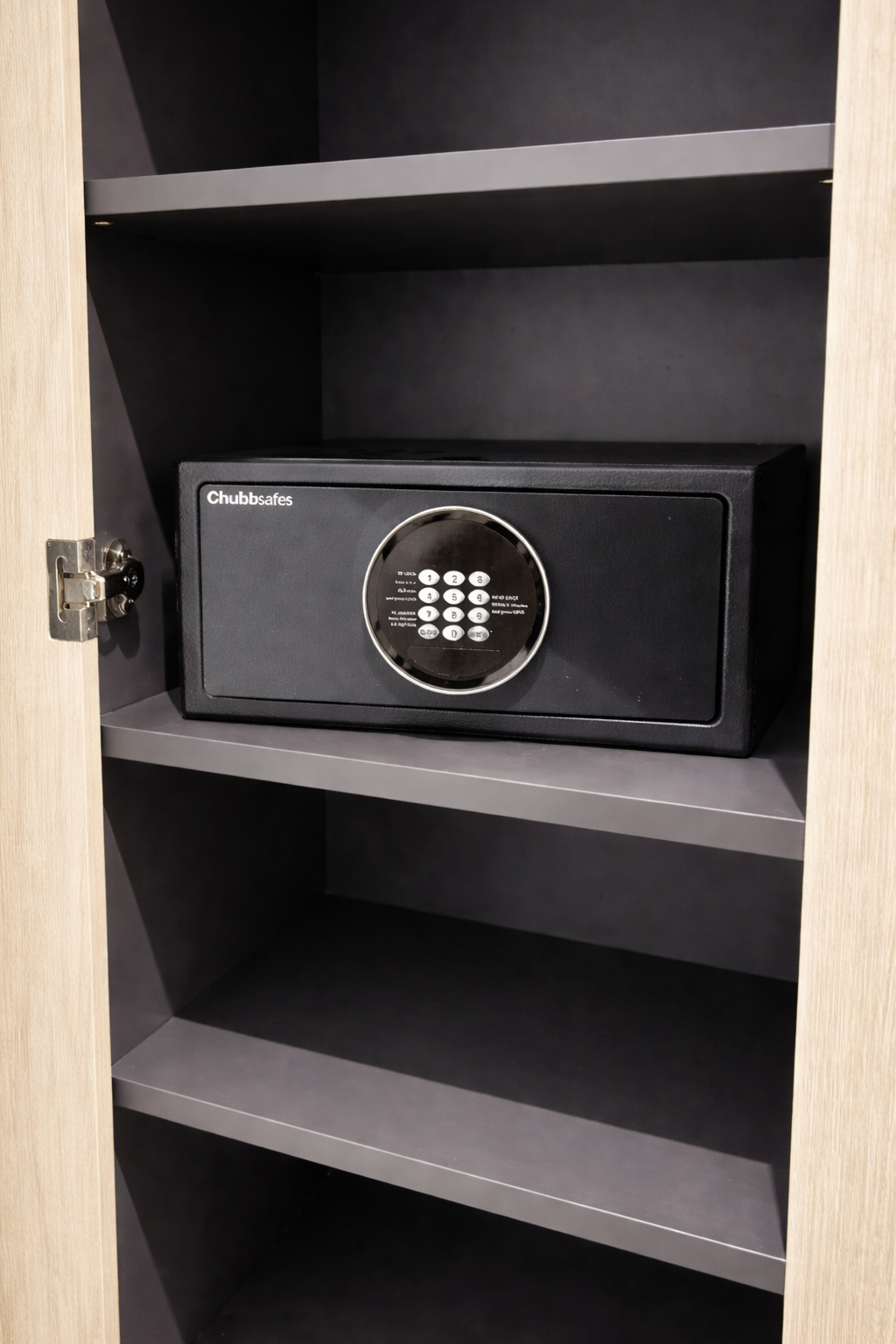 Coffre-fort dissimulé dans un meuble pour une sécurité renforcée contre l’effraction.