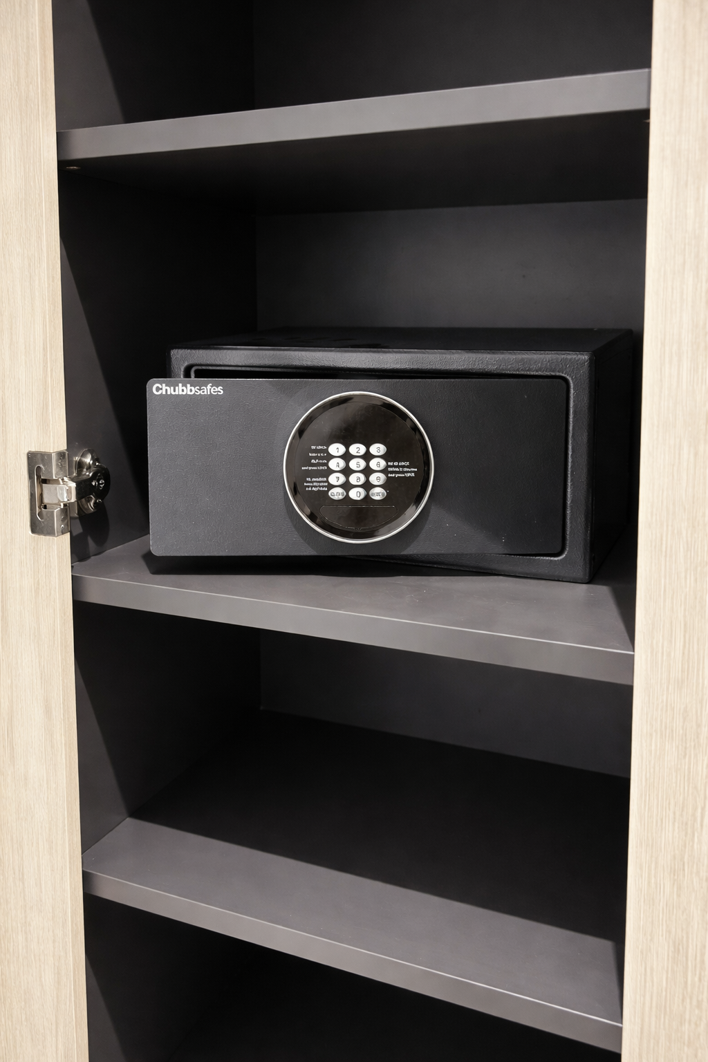 Coffre-fort sécurisé intégré dans un meuble de chambre dans une maison haut de gamme