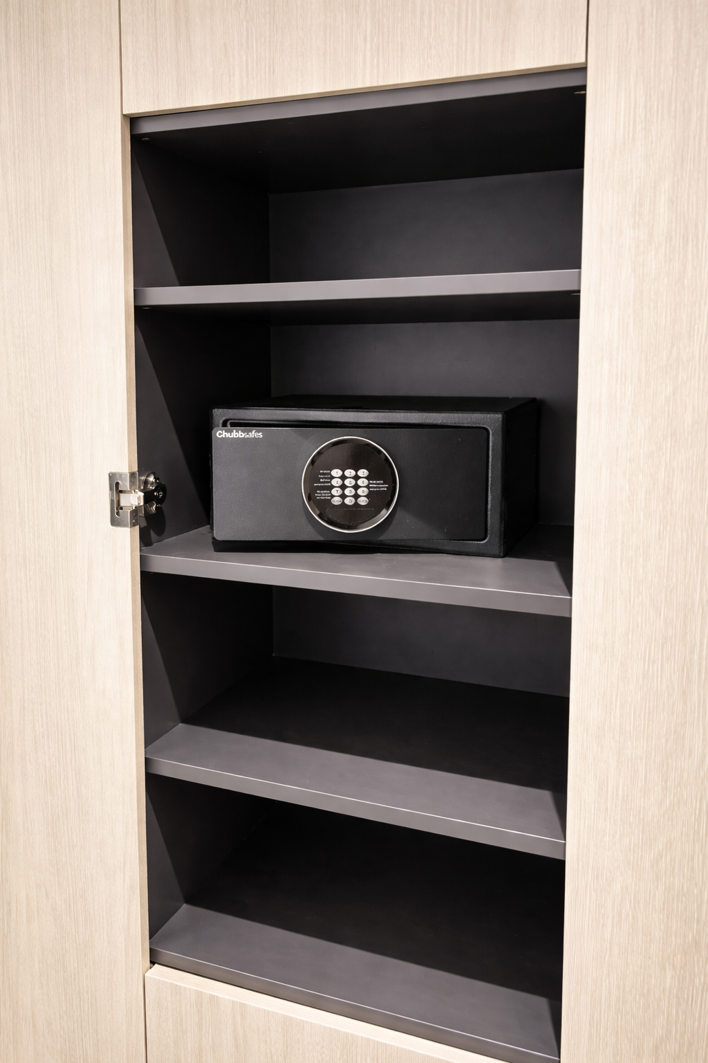 Coffre-fort dissimulé dans un meuble en bois dans une villa dans le Var