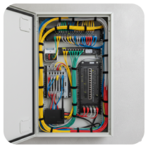 Baie de brassage réseau avec câblage RJ45 organisé à Fréjus