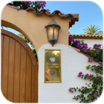 Platine de rue visiophone installée sur portail de maison à Cogolin