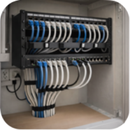 Coffret réseau domestique avec patch panel RJ45 et switch, câbles Ethernet ordonnés avec velcros et étiquettes